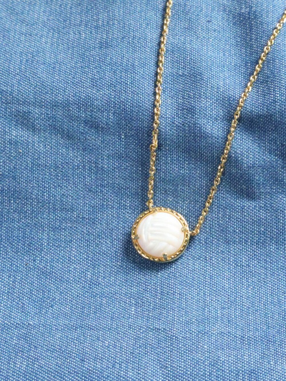 Kendra Scott Volleyball White Mother-of-Pearl Necklace NEW - Picture 2 of 2